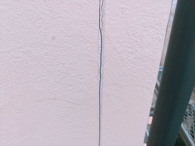 劣化してひび割れたシーリング材